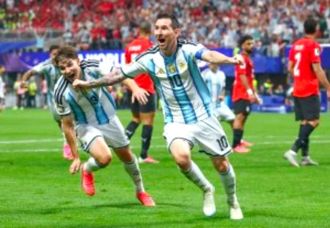 Messi et Julián Álvarez exultent après le but qui a lancé la remontada argentine face à l'Égypte.