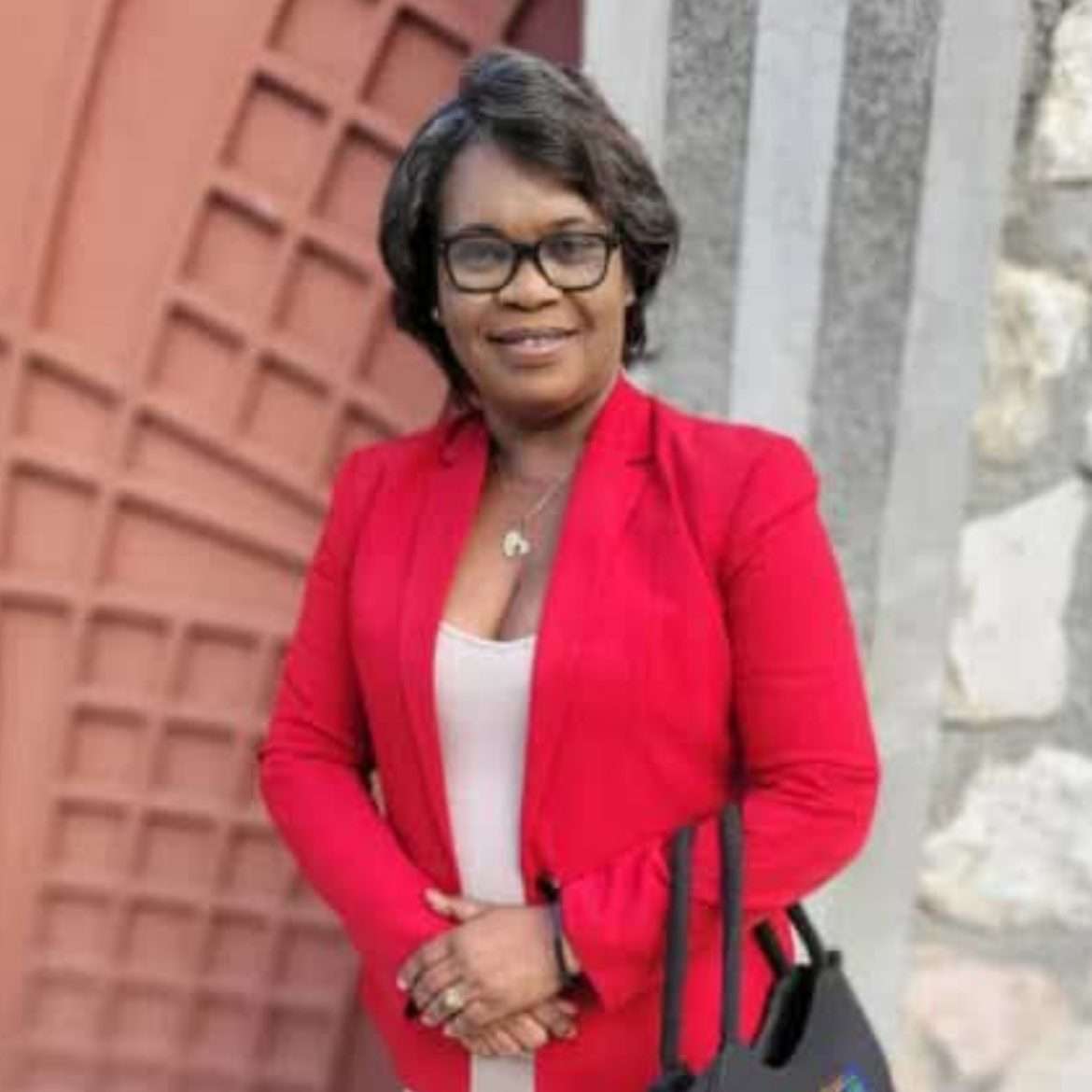 Mme Sherley Louis Analyste politique Formatrice senior en Gouvernance de l'État.