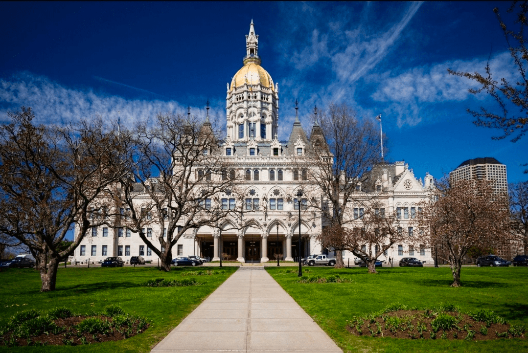Le Capitole de l'État du Connecticut, à Hartford. Le gouverneur Ned Lamont a annoncé une initiative visant à mobiliser 5 millions de dollars pour venir en aide aux résidents touchés par les récentes modifications du Statut de protection temporaire (TPS), dont de nombreux ressortissants haïtiens. Photo d'illustration.