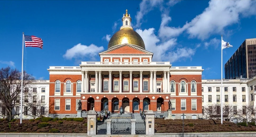 Le Massachusetts State House, à Boston. Le Parlement du Massachusetts a adopté le PROTECT Act, une législation destinée à limiter la coopération des autorités locales avec certaines opérations civiles de l'immigration fédérale, dans un contexte marqué par la fin du Statut de protection temporaire (TPS) pour des milliers de ressortissants haïtiens. Photo d'illustration.