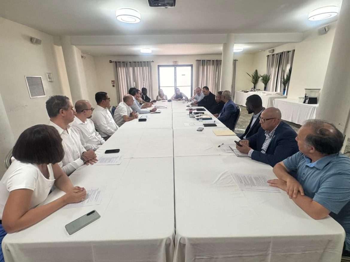 Le secrétaire général de l'OEA Albert Ramdin et sa délégation en réunion de travail avec des responsables haïtiens.