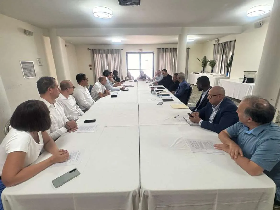 Le secrétaire général de l'OEA Albert Ramdin et sa délégation en réunion de travail avec des responsables haïtiens.