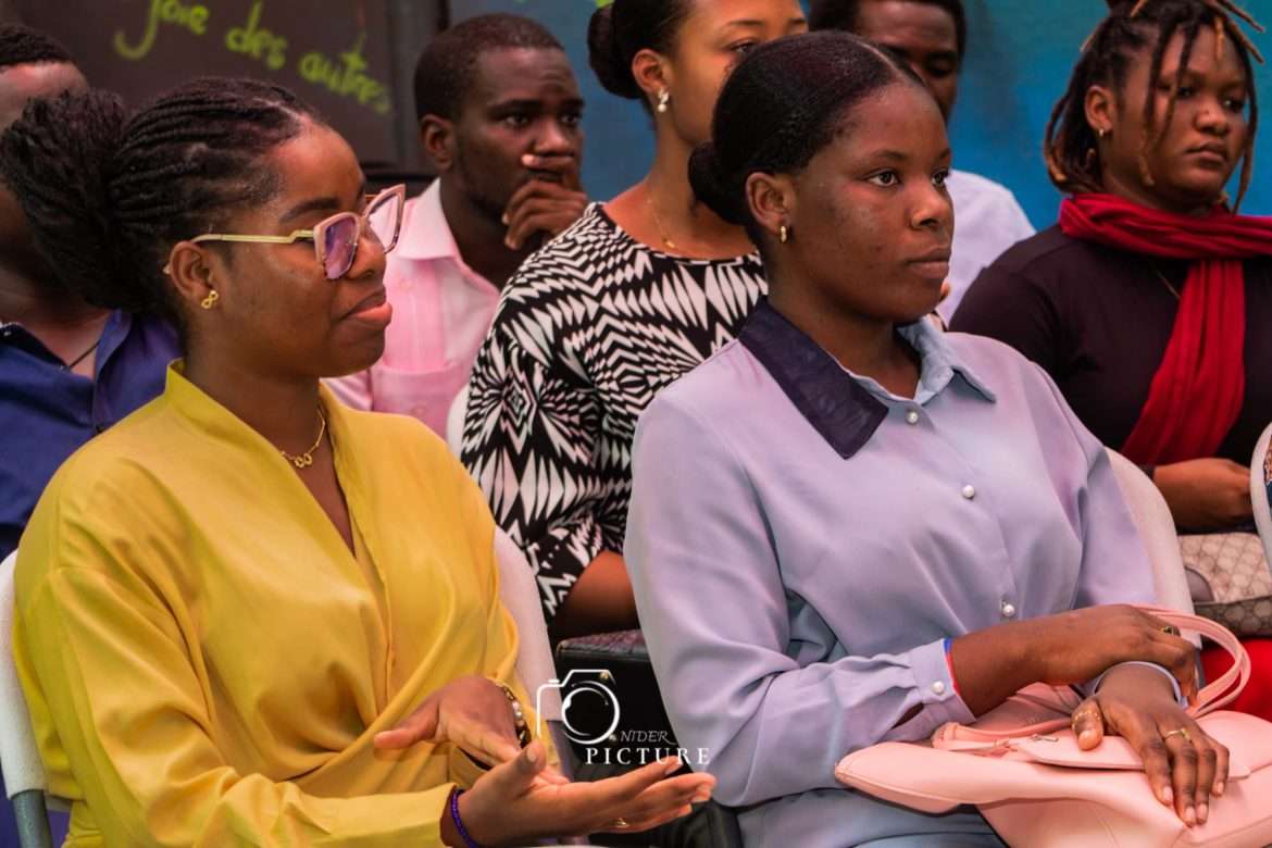 Des participants suivent avec attention les échanges lors de la deuxième édition de « Yon Jou Pou Jenès La », consacrée au leadership, à l'entrepreneuriat et à l'engagement citoyen de la jeunesse haïtienne.