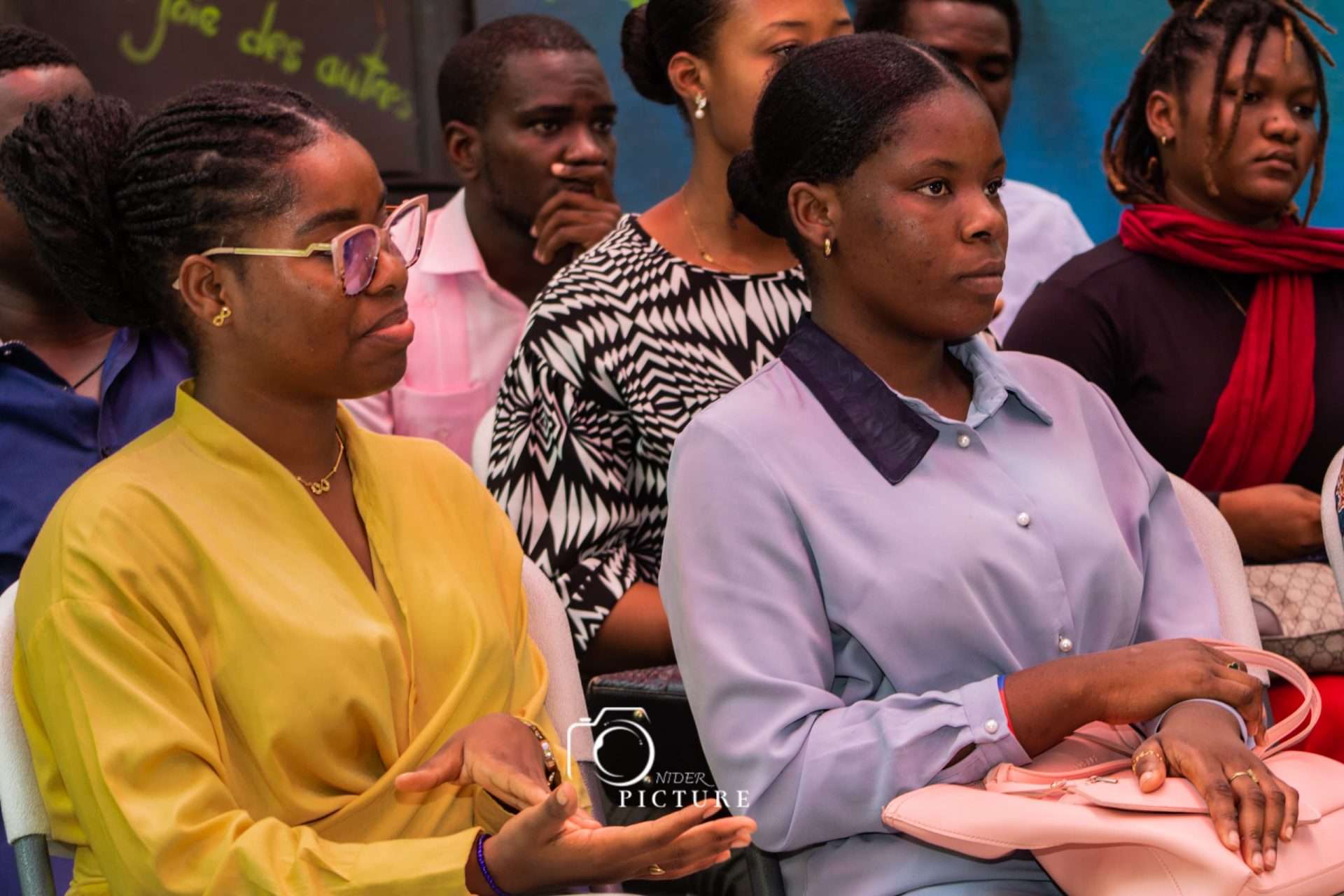 Des participants suivent avec attention les échanges lors de la deuxième édition de « Yon Jou Pou Jenès La », consacrée au leadership, à l'entrepreneuriat et à l'engagement citoyen de la jeunesse haïtienne.