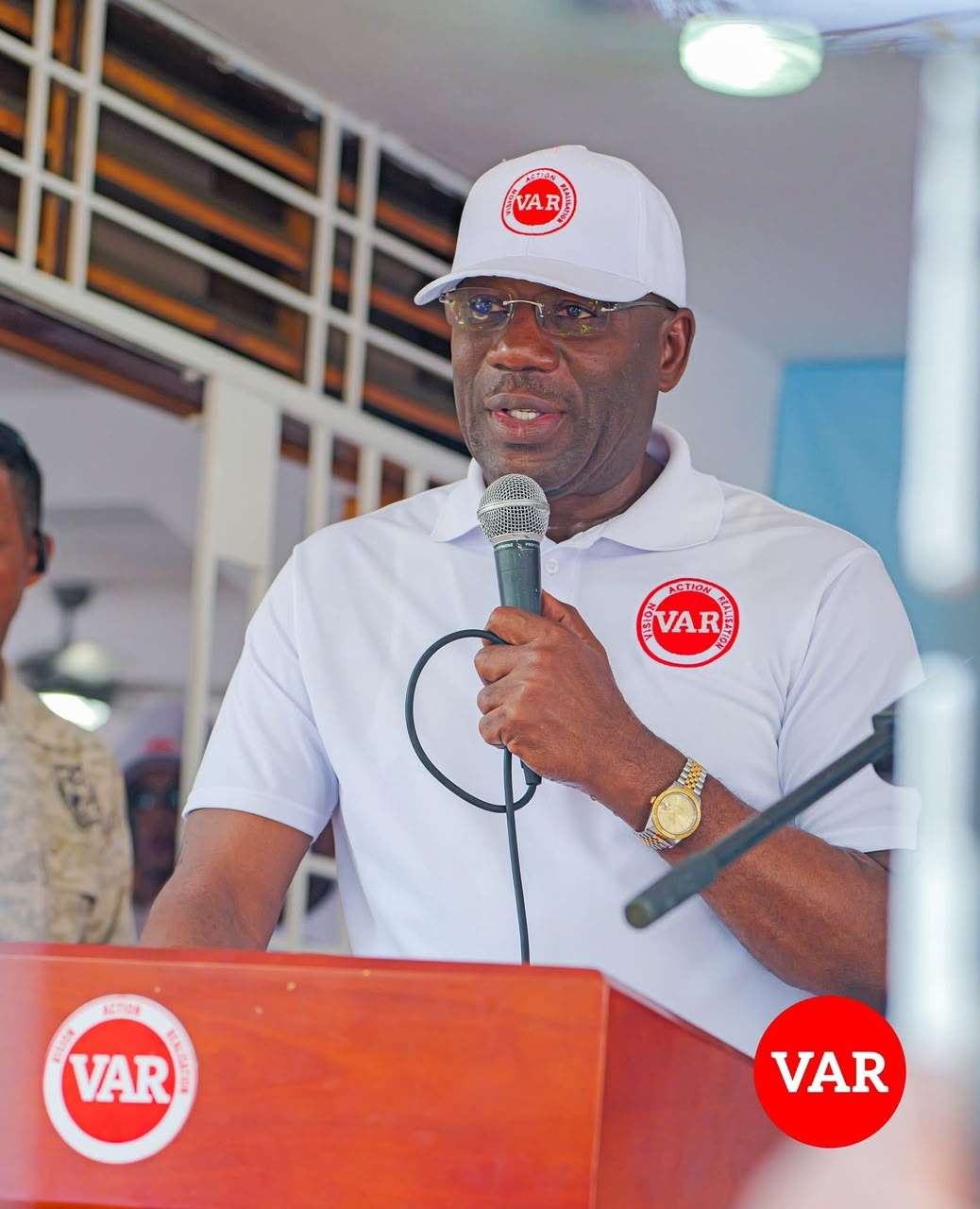 Le magistrat Wilson Jeudy, maire de la commune de Delmas et président du Conseil stratégique du parti Vision–Action–Réalisation (VAR), s'exprime lors d'une conférence. C'est lui qui a signé la lettre ouverte adressée au président du CEP, Jacques Desrosiers, sur le décret électoral.